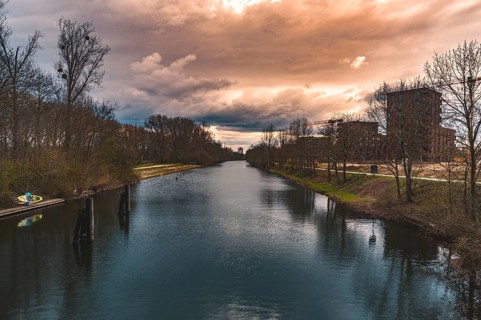 The Mittelland Canal in Hanover's Limmer district flows next to the future new Wasserstadt