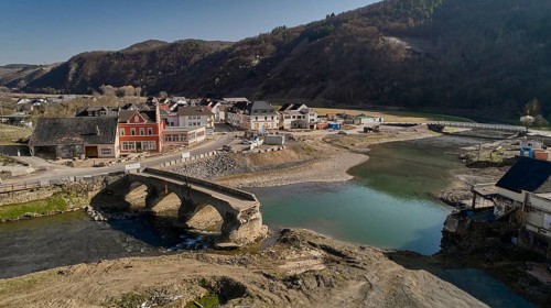 Rech nach der Flutkatastrophe mit der zerstoerten Nepomukbruecke. Rech