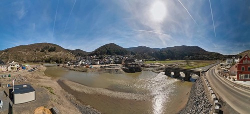 Rech nach der Flutkatastrophe mit der zerstoerten Nepomukbruecke. Rech