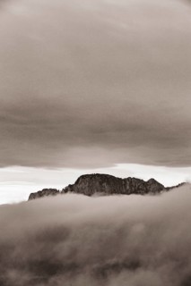 Drachenwand ragt aus dem Morgennebel