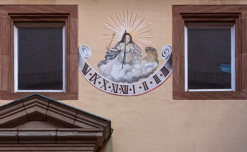Sonnenuhr im Hof vom ehemaligen Krafftschen Haus
