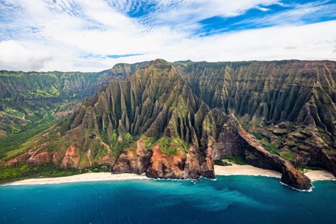 Luftaufnahme der zerkluefteten Na Pali Coast
