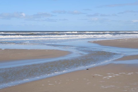 Wellen und Priele an der Nordseekueste