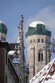 Towers of the Church of Our Lady and gable of the Neues Rathaus