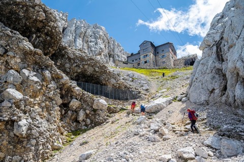 Hikers climbing to the Meilerhuette
