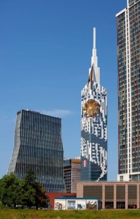Technische Universitaet mit Riesenrad am Turm und Radisson Blu Hotel