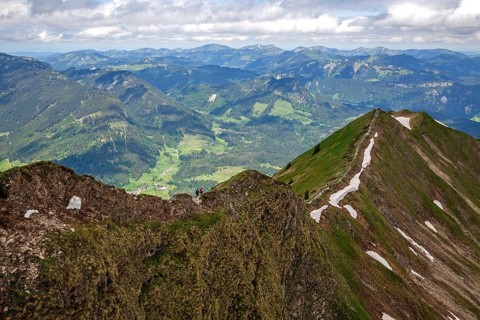 Ridge hiking trail Fellhorngrat between Fellhorn summit and Soellerkopf