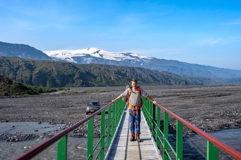 Hikers on a bridge over the river Krossa