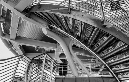 Schwarz weiss Foto einer vereisten Treppe am Pointe Helbronner