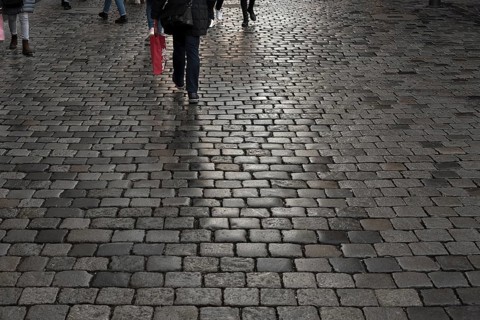 Regennasses Strassenpflaster in der Fussgaengerzone
