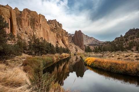 Rock walls reflected in the course of the Crooked River