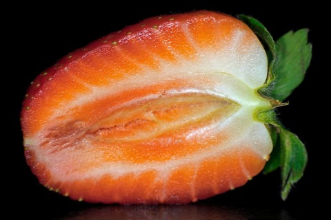 Eine halbierte frische Garten Erdbeere