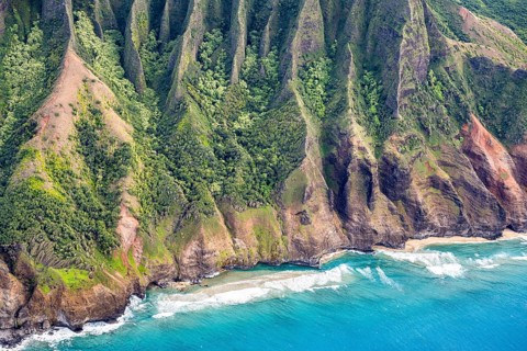Luftaufnahme der zerkluefteten Na Pali Coast