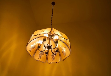 Warmes Licht einer beleuchteten Deckenlampe in einem Wohnraum