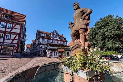 Brunnenfigur St. Georg der Drachentoeter mit dem Drachen