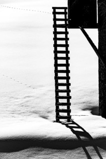 Leiter an Jaegerstand in winterlicher Landschaft