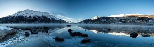 Winterliche Morgenstimmung ueber dem St. Moritzersee in Sankt Moritz