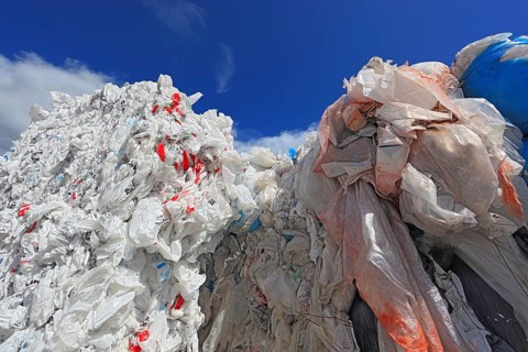 Ballen mit Plastikfolien fuer das Kunststoffrecycling in einem Recyclingbetrieb