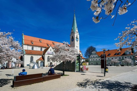 St. Mang Kirche mit Mandelbaeumen