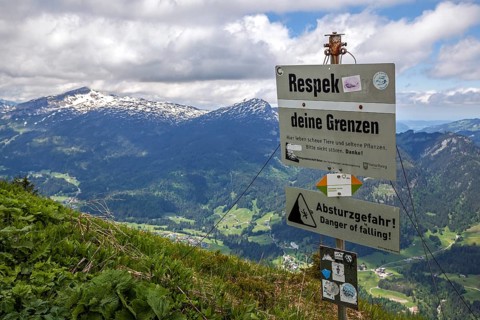 Signpost on the Fellhorngrat ridge hiking trail between Fellhorn summit and Soellerkopf