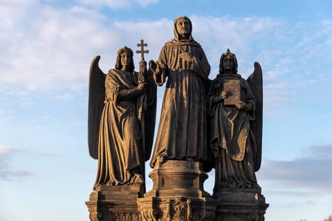 Heiliger Franz von Assisi mit zwei Engeln