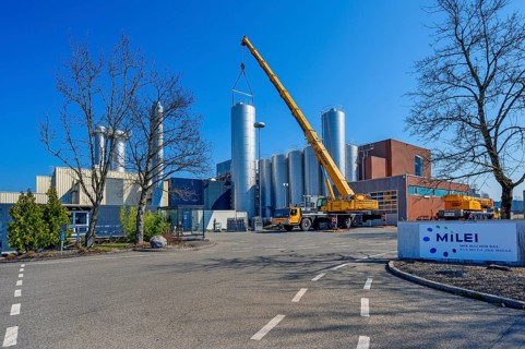Autokran bei Fabrik