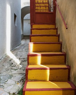 Schmaler Stiegenaufgang in einer Altstadtgasse