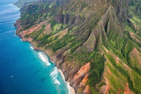 Luftaufnahme der zerkluefteten Na Pali Coast