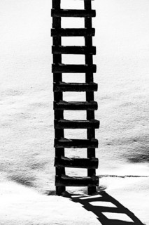 Leiter an Jaegerstand in winterlicher Landschaft