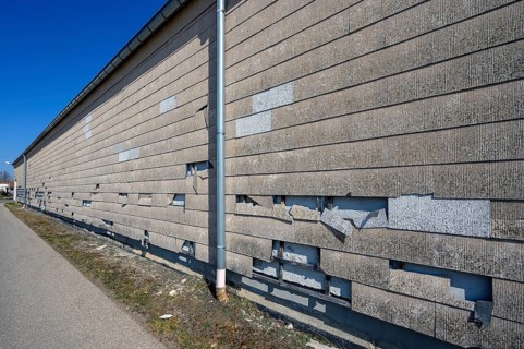 Altes Fabrikgebaeude mit beschaedigter Wand