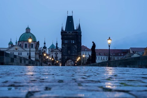 Karlsbruecke mit Altstaedter Brueckenturm und Kreuzherrenkirche