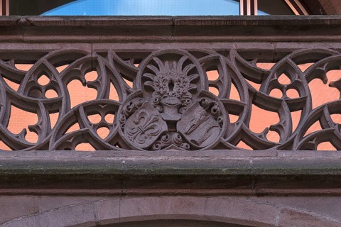 Wappenrelief an der Bruestung im Hof vom ehemaligen Krafftschen Haus