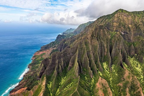 Luftaufnahme der zerkluefteten Na Pali Coast