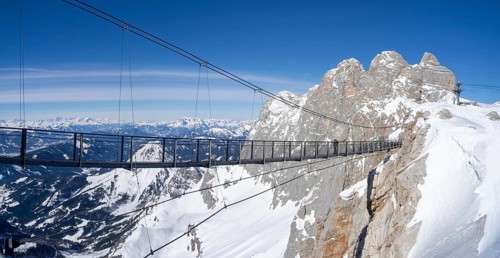 Blauer Himmel ueber alpiner Winterlandschaft