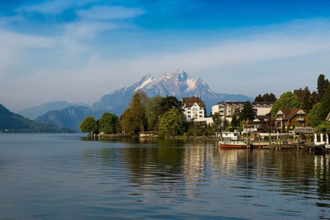 Hotels and houses on the lake