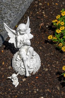 Two angels on tomb at St. Pelagius