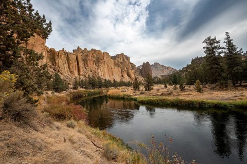 Rock walls reflected in the course of the Crooked River