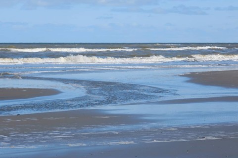 Wellen und Priele an der Nordseekueste