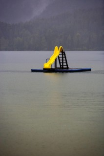 Leere Wasserrutsche im Wasser bei Regenwetter