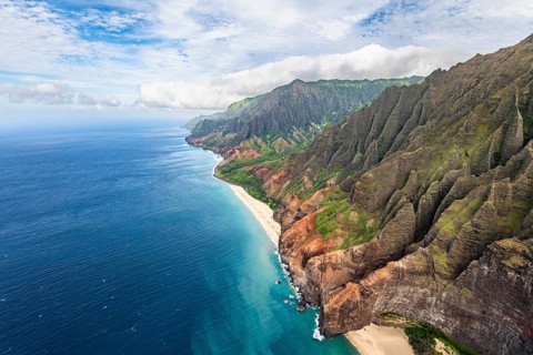 Luftaufnahme der zerkluefteten Na Pali Coast