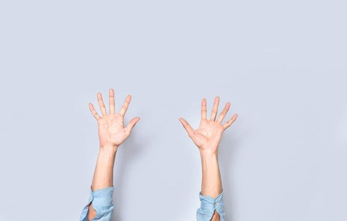 Man hands counting five