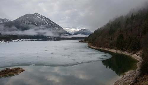 Morning fog at the Sylvenstein reservoir
