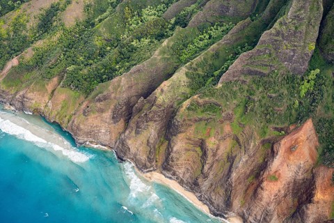 Luftaufnahme der zerkluefteten Na Pali Coast