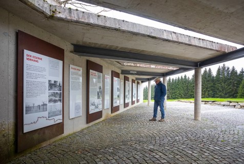 Hikers in front of the information boards of the Iron Curtain Memorial at the Guglwald border crossing