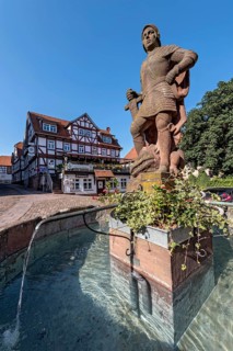 Brunnenfigur St. Georg der Drachentoeter mit dem Drachen