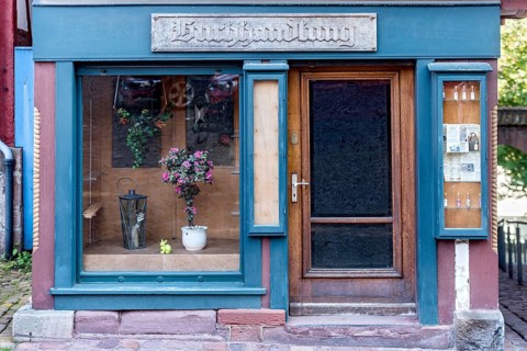 Hoelzerne Fassade mit Schaufenster und Eingangstuer