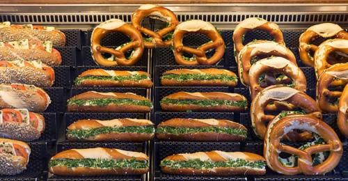 Belegte mini baguettes und belegte Brezeln in der Auslage eines Cafes