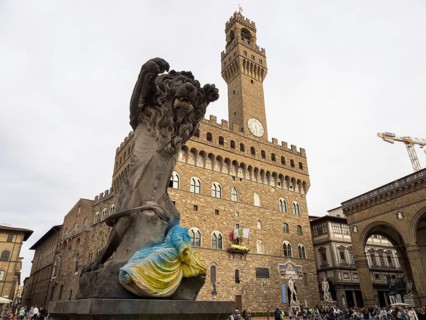Loewenstatue und Torso in den Farben der Ukraine