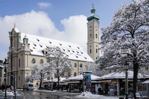 Viktualienmarkt with Heiliggeistkirche