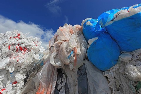 Ballen mit Plastikfolien fuer das Kunststoffrecycling in einem Recyclingbetrieb